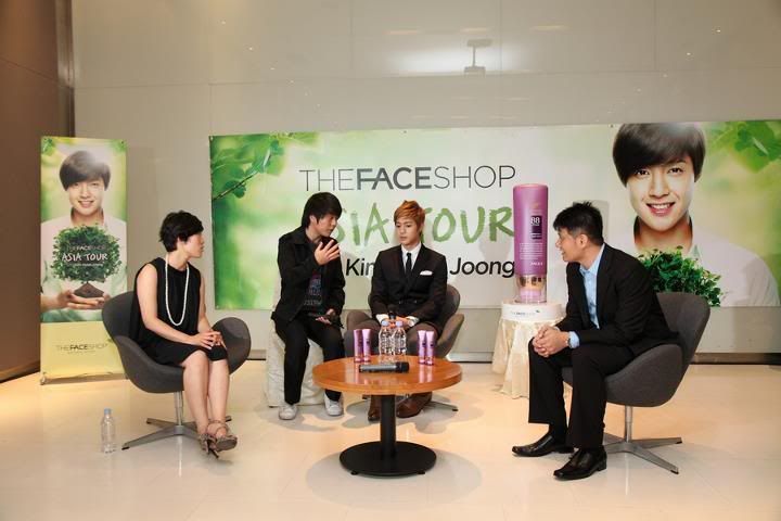 [HJL] TFS Group Media entrevista en Malasia [22.08.11] 296440_273991839293726_231614143531496_1193277_638044_n