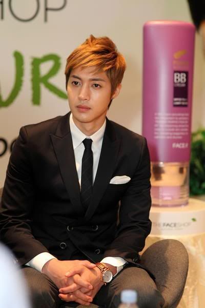 [HJL] TFS Group Media entrevista en Malasia [22.08.11] 319194_273991565960420_231614143531496_1193270_3520197_n