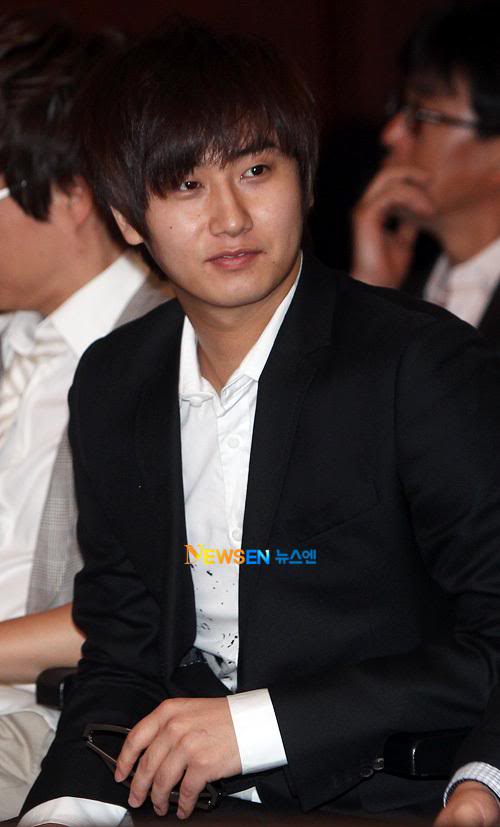 [news+foto] Heo Young Saeng asistió a la boda de Park Chul Woo AYYzYTXCQAAIsjl