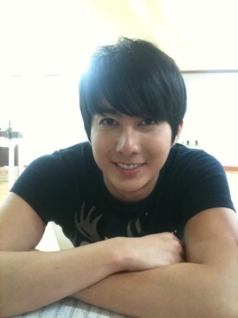 [trans+fotos] HyungJun en Twitter (11.10.10) X2_2fc0401