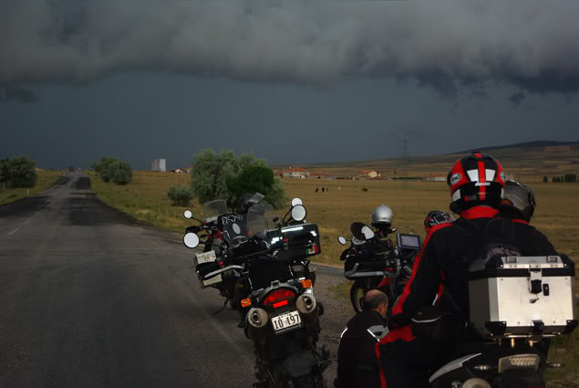 RUTAS EN MOTO Calmbeforethestorm