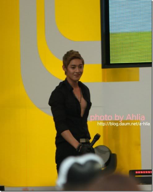 [HJL] ODAIBA Fan Sign - Japan [29.07.2011] (2) 281218_259045207455056_231614143531496_1123434_5682482_n