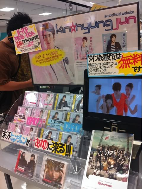 [news+fotos] Kim Hyung Jun pone en Twitter una foto de la venta de su album en Osaka Kimhyungjunstore-20110730