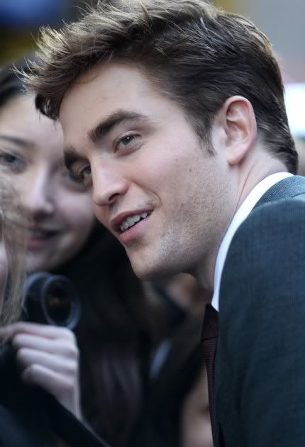 Imagenes/Videos Promocion de "Water For Elephants" - Página 4 Robert-pattinson-water-for-elephants-premiere-04172011-06-430x630