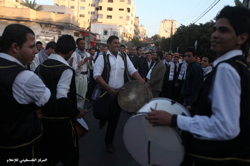 زفة عرسان لكبار السن والفئات الخاصة بغزة ضمن مشروع تزويج 200 من الشباب كبار السن والفئات الخاصة لجمعية التيسير وللزواج والتنمية السبت 16-2-2013 IMG_3203_zps1d9ea1c0