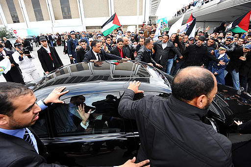  بالصـــــــور /// وصول رئيس الوزراء إسماعيـــل هنيـة تونس الشقيقة وســط استقبـــال شعبي Sy9d42d8