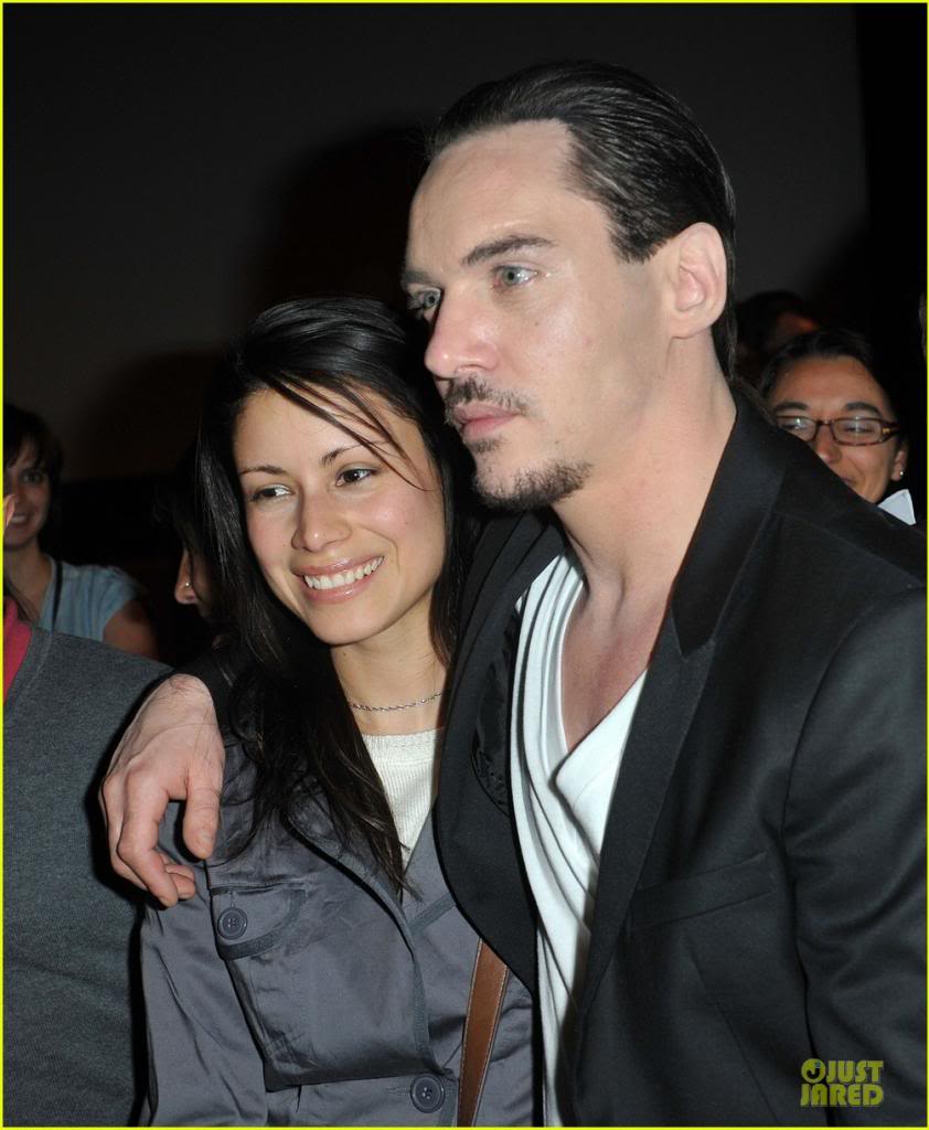 Belle du Seigneur - Page 5 Jonathan-rhys-meyers-belle-du-seigneur-screening-11_zps2b2701fd