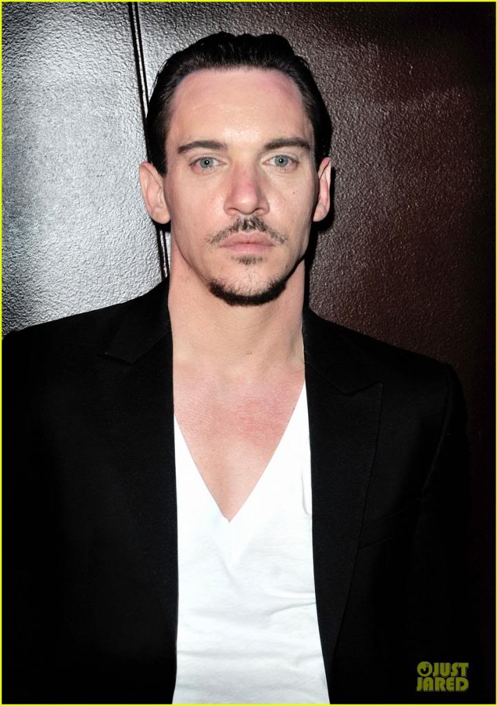 Belle du Seigneur - Page 5 Jonathan-rhys-meyers-belle-du-seigneur-screeningParis02_zps32738a60