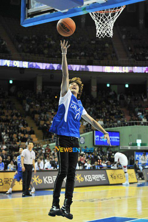 111016 Minho @ Seoul Samsung Thunders Basketball Team 315909_10150324532026386_376166676385_8601472_1028545741_n