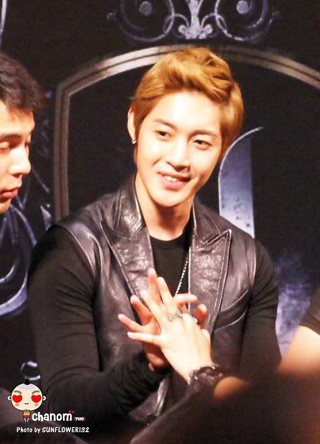 [HJL] High Five Event en Tailandia [23.08.11] (3)  185227_271662606193316_231614143531496_1184228_7171853_n