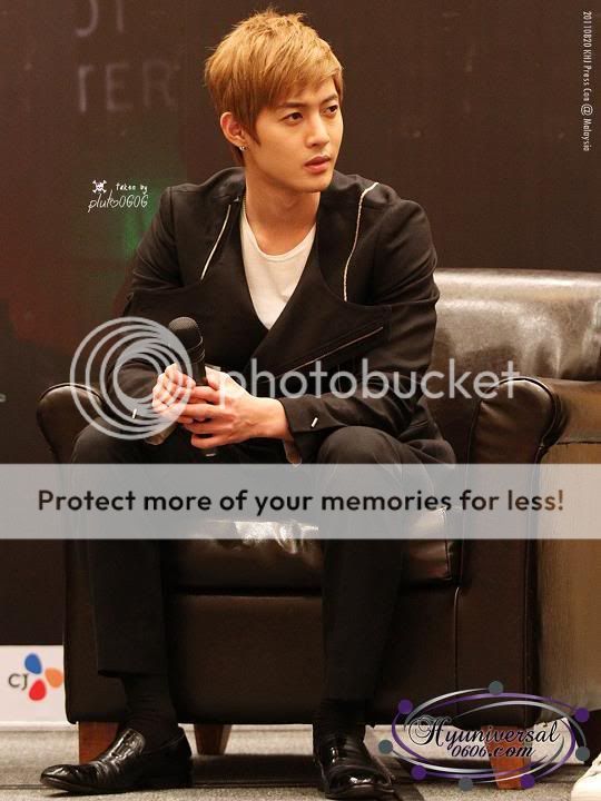 [HJL] Break Down Press Conference en Malasia (20.8.11) (5)   298656_270705116289065_231614143531496_1180390_122320_n