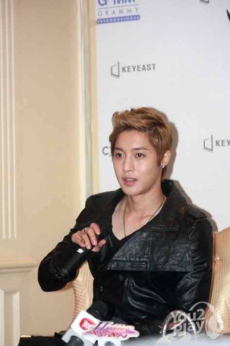 [HJL] Conferencia de prensa en Tailandia [23.08.11] (3)   301718_271635926195984_231614143531496_1184077_5842730_n