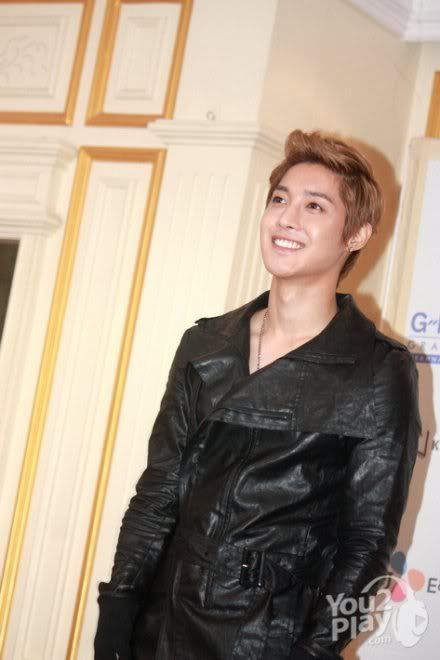 [HJL] Conferencia de prensa en Tailandia [23.08.11] (3)   304528_271635846195992_231614143531496_1184072_8376957_n