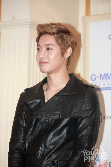 [HJL] Conferencia de prensa en Tailandia [23.08.11] (3)   304528_271635849529325_231614143531496_1184073_7057230_n