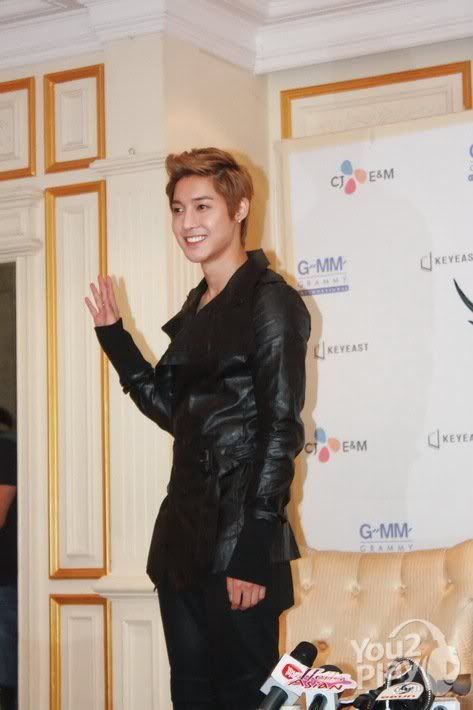 [HJL] Conferencia de prensa en Tailandia [23.08.11] (3)   304528_271635852862658_231614143531496_1184074_3073356_n