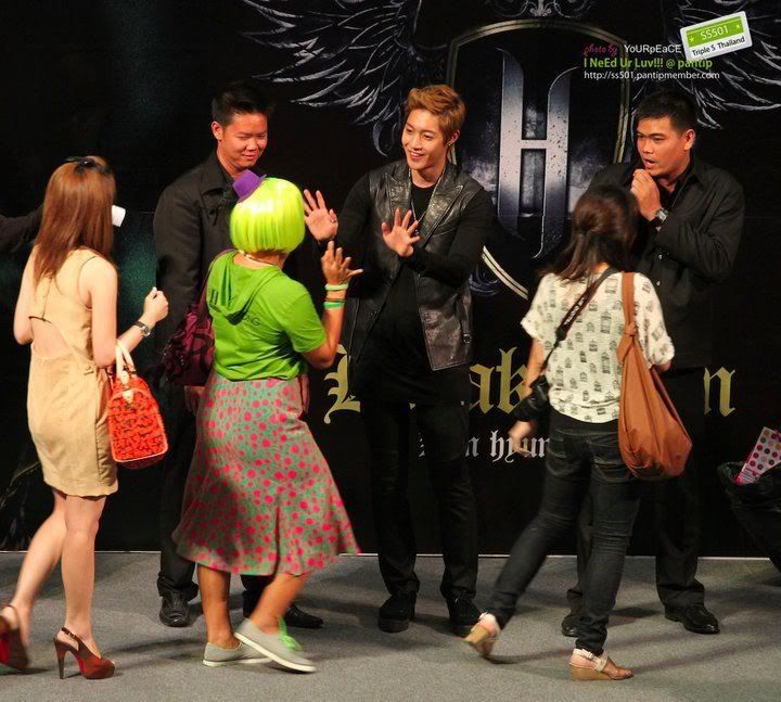 [HJL] High Five Event en Tailandia [23.08.11] (2) 305847_271357022890541_231614143531496_1183177_7382115_n