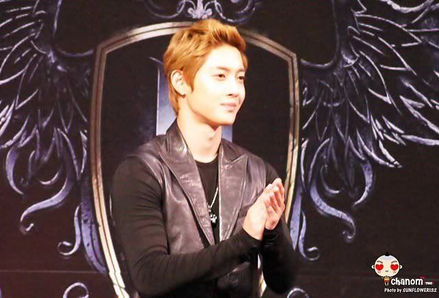 [HJL] High Five Event en Tailandia [23.08.11] (3)  311173_271662216193355_231614143531496_1184212_6303774_n