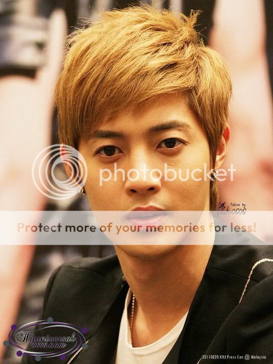 [HJL] Break Down Press Conference en Malasia (20.8.11) (5)   317623_270705102955733_231614143531496_1180389_8050440_n