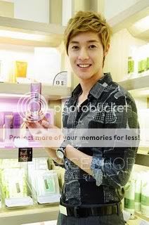 [HJL] Fotos desde The Face Shop Asia Singapur 335219_238933456147776_103802769660846_630821_2424409_o