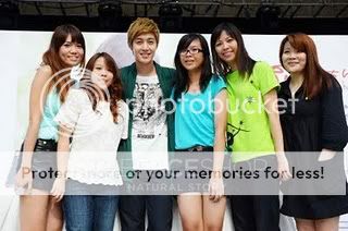 [HJL] Fotos desde The Face Shop Asia Singapur 336180_238947266146395_103802769660846_630961_8222840_o