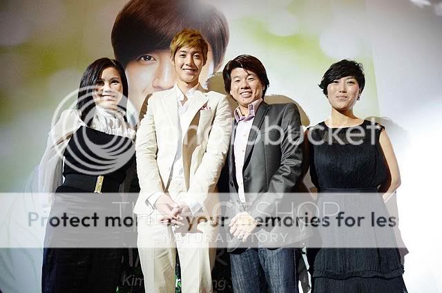 [HJL] Fotos desde The Face Shop Asia Singapur 336817_238928209481634_103802769660846_630733_7571940_o