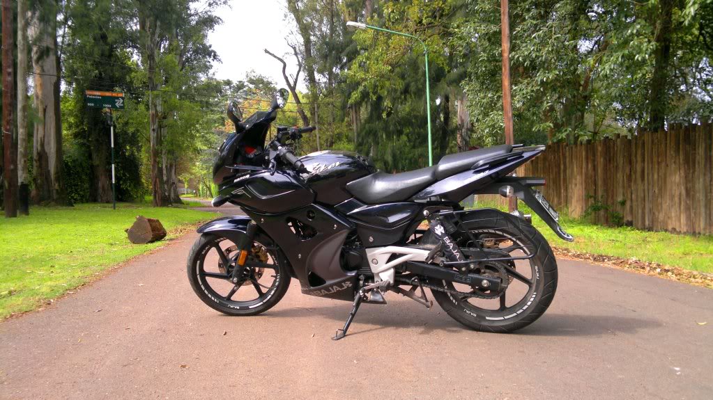 [Resuelto](BS AS)Vendo Carenado Completo (modelo viejo) Rouser 220f Negro $ 1.400 2012-09-23-871