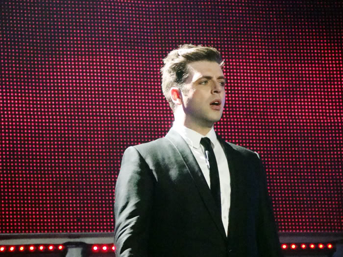 Mark Feehily ve hacia el futuro  9may2010sheffield95