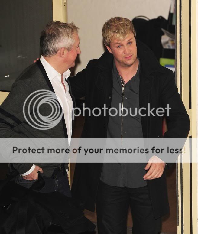 Louis Walsh defiende a Kian KianLouiseXFactorNovember2011london5