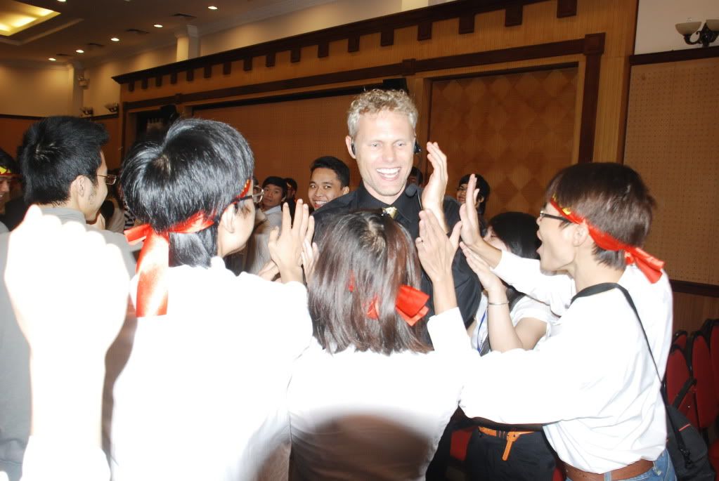 A.J Hoge in Hanoi (13/11/2011) DSC_0263