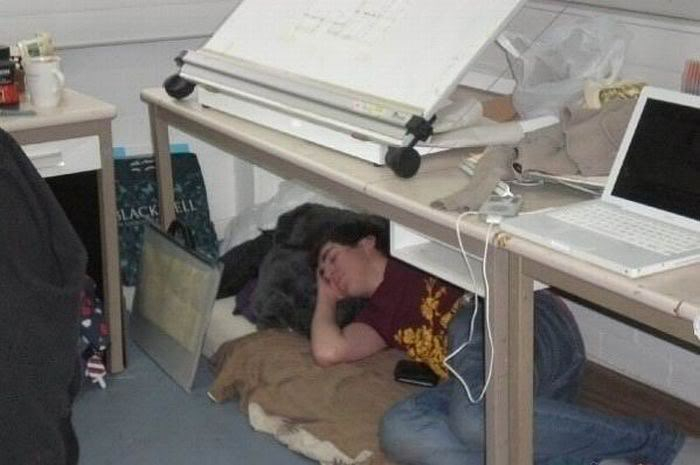 أفضل الوضعيات للنوم بالشغل Sleeping-at-Work-1