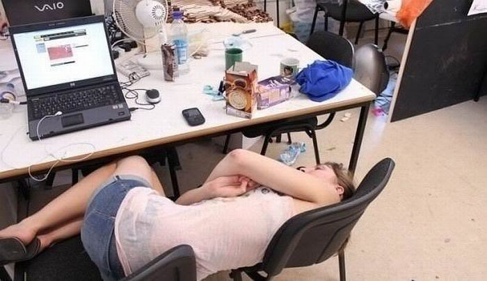 أفضل الوضعيات للنوم بالشغل Sleeping-at-Work-3