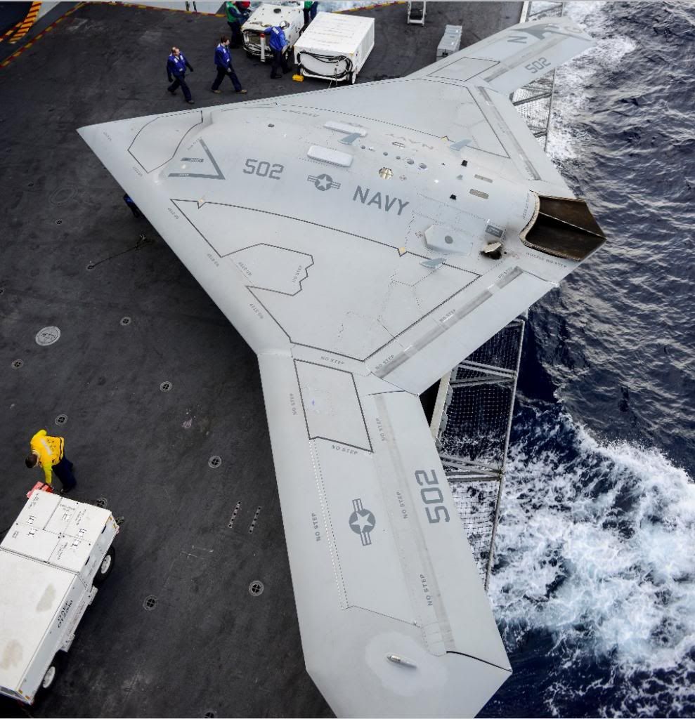 X-47B, primer drone en despegar/aterrizar en portaaviones X_47btrumanliftdec2012_183_zps0e695b3e