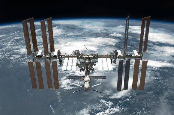 Cuộc sống của phi hành gia trên vũ trụ 800pxSTS134InternationalSpaceStationafterundocking_933df