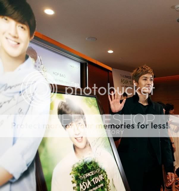 [HJL] The Face Shop tour con Kim Hyun Joong en Vietnam - fotos desde The Face Shop 297760_10150412009908662_221602528661_10667657_5904345_n