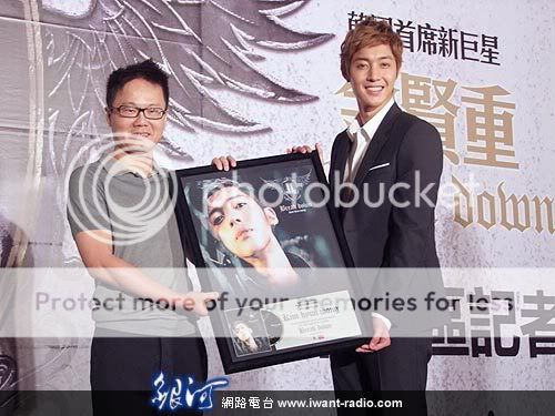 [HJL] ‘Break Down’ Press Conference en Taiwan [15.08.11] (4)   45f8f5f01bac8fe8bb01a074