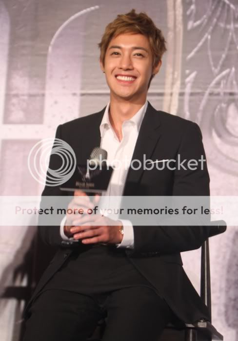 [HJL] ‘Break Down’ Press Conference en Taiwan [15.08.11] (4)   F2f4fc505a177329faf2c0e0