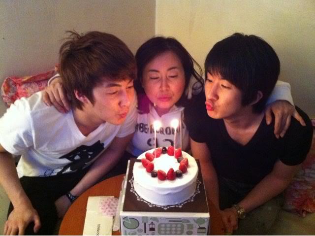 [news+foto] Kim Hyung Jun y Kim Ki Bum celebran el cumpleaños de su madre Tkeoi