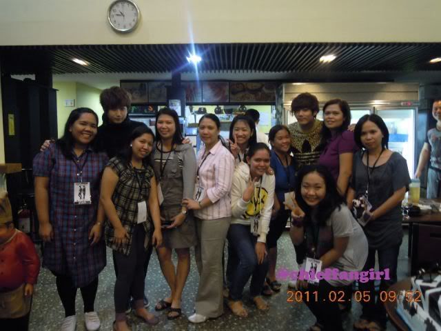 [YS+KJ] Con el staff del fanmeeting en Manila despues de cenar Aa931d5bce6eb68c9d8204fe