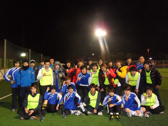 [news+video+fotos] ¡El equipo de futbol de famosos 'MEN' muestra una foto el grupo! Football1n