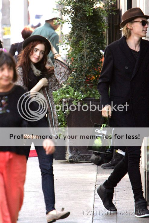 Jamie Campbell y Lily Collins Paseando por Toronto.. 186140-7bbc6-59602199-m750x740-ufc2dd