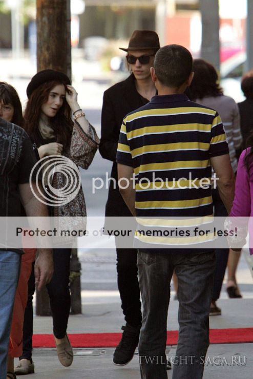 Jamie Campbell y Lily Collins Paseando por Toronto.. 186140-7cb14-59112120-m750x740-u63a0f