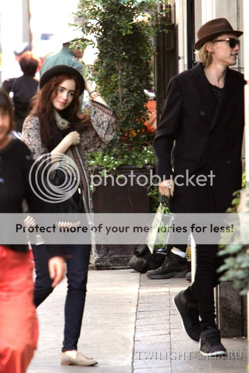 Jamie Campbell y Lily Collins Paseando por Toronto.. 186140-d4503-59602192-m750x740-u49f48