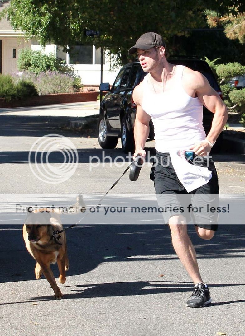 Kellan Lutz - Imagenes/Videos de Paparazzi / Estudio/ Eventos etc. - Página 14 Kellan-lutz-dog-run-workout-11122010-07-820x1127