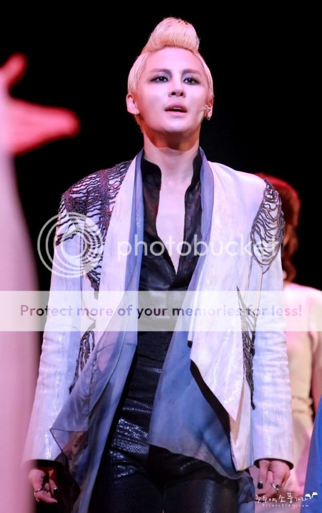 FOTOS "Musical ELISABETH" - Junsu (29/04/2012) 0824ab18972bd407f6a9f8597b899e510fb30923