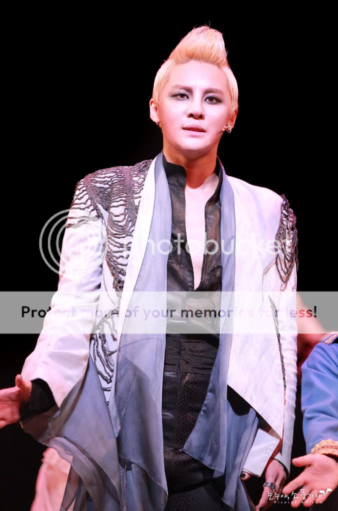 FOTOS "Musical ELISABETH" - Junsu (29/04/2012) 219245d5b1456eeac501b08b385b5482