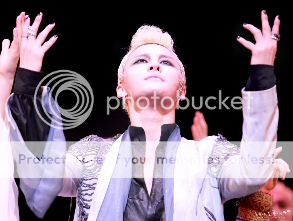 FOTOS "Musical ELISABETH" - Junsu (29/04/2012) 47f43cbc983304a3ca782e8231f6e3ee