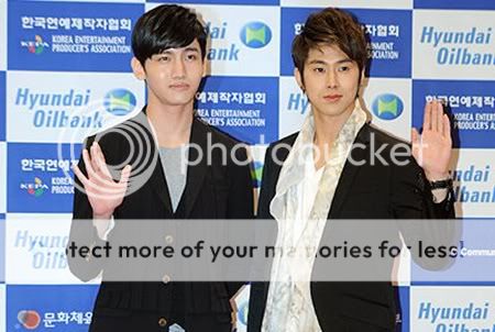 VIDEO "The Star" - TVXQ en la alfombra roja del "Dream Concert 2012" (12/05/2012) 577965763-1