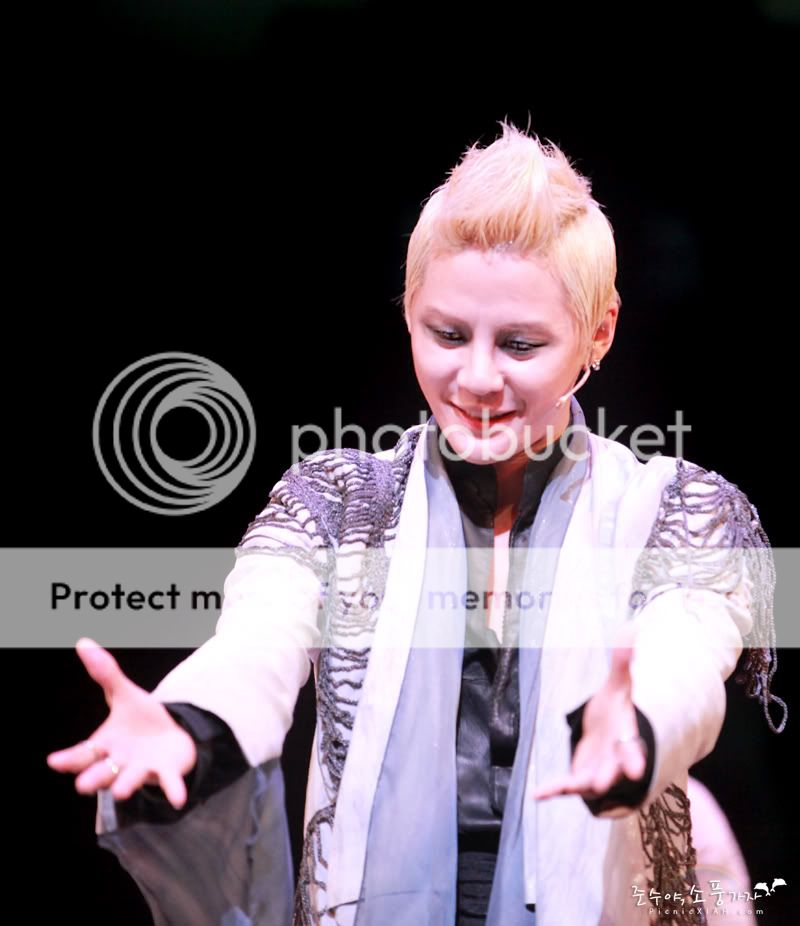 FOTOS "Musical ELISABETH" - Junsu (29/04/2012) 7bb42f8a066f93c679c8cc533e8f91dd