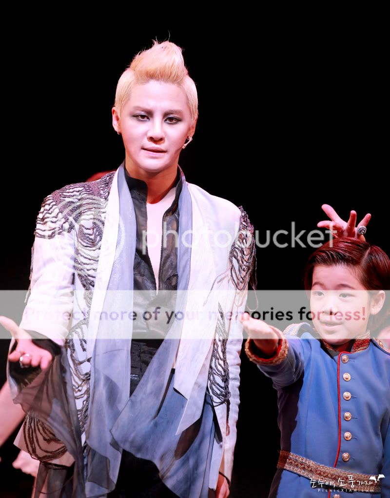 FOTOS "Musical ELISABETH" - Junsu (29/04/2012) B2de9c82d158ccbfe7a19e9e19d8bc3eb1354170