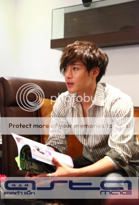 Hyun Joong в пресата... - Page 14 574977_438639269508104_1339826743_n